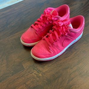 Nike Dunk Hyper Pink ⚡️🩷⚡️ Women 8.5. Small scuff on the toe. Good condition.